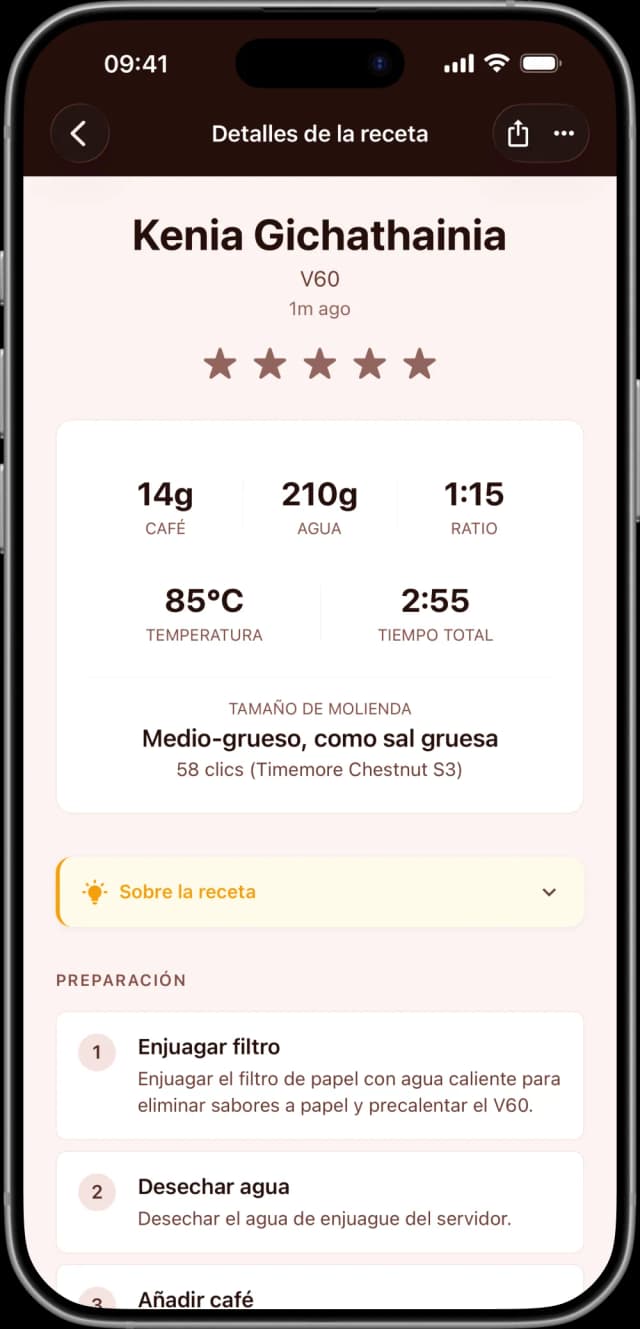 App Coffee Master mostrando una receta personalizada de V60 para Kenia Gichathaini con parametros, molienda y pasos de preparacion